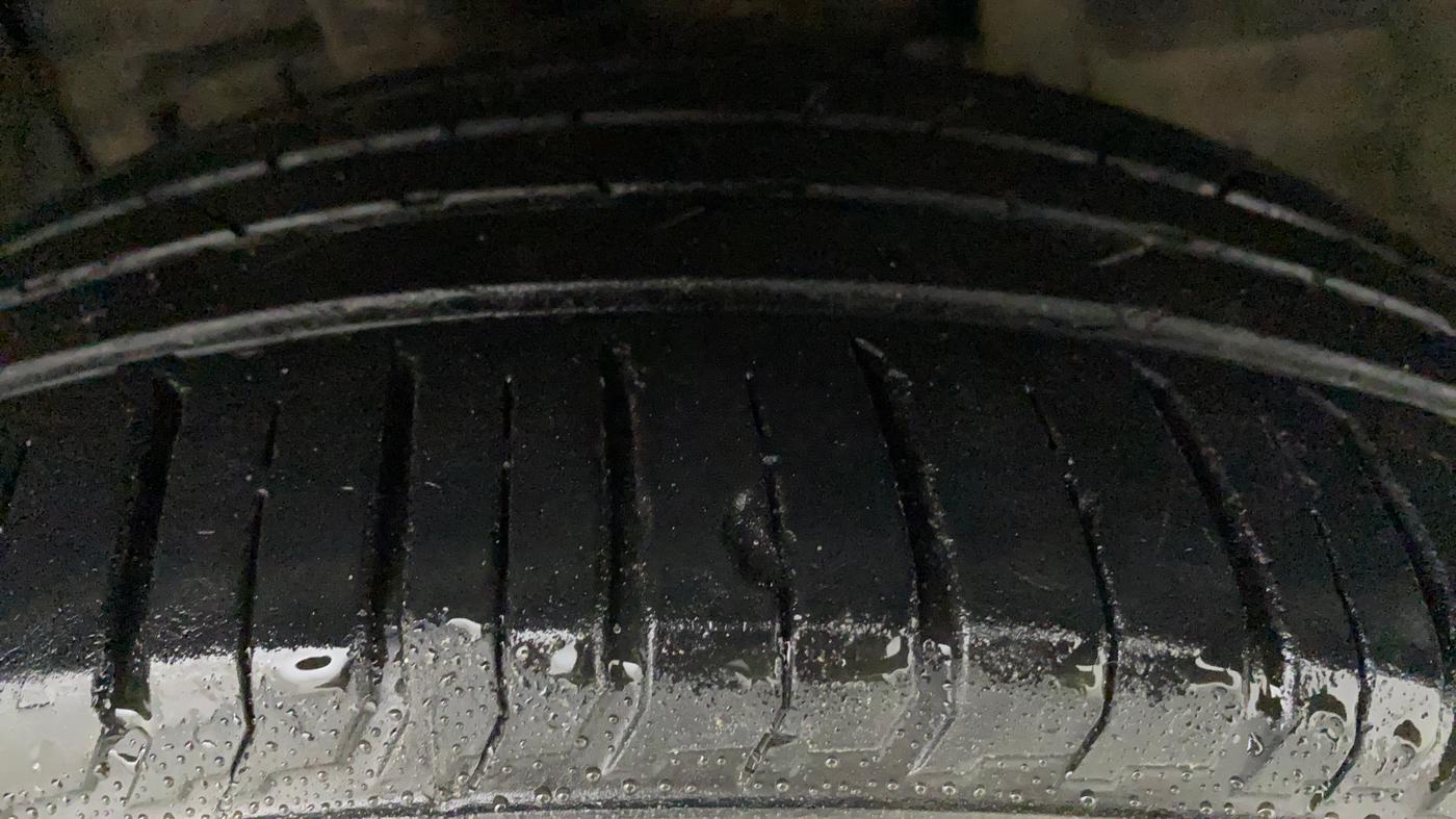 2018 Tata NEXON XZ PLUS DIESEL DUAL TONE, Diesel, Manual, 86,829 km, Right Front Tyre Tread