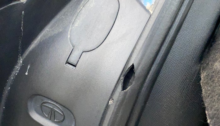 2018 Tata NEXON XZ PLUS DIESEL DUAL TONE, Diesel, Manual, 86,829 km, Dicky (Boot door) - Weather strip has minor damage