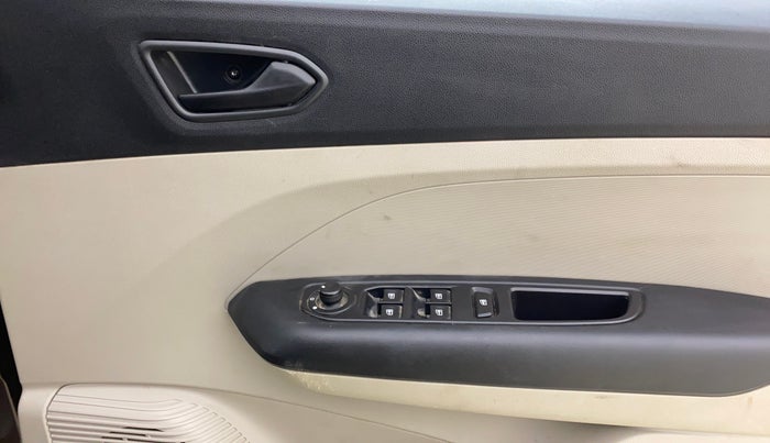 2023 Renault TRIBER RXT, Petrol, Manual, 28,302 km, Driver Side Door Panels Control