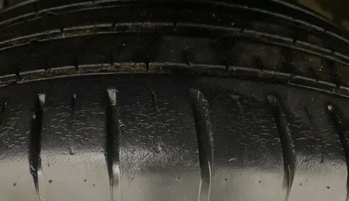 2015 Maruti Ciaz ZXI+, Petrol, Manual, 58,073 km, Left Front Tyre Tread