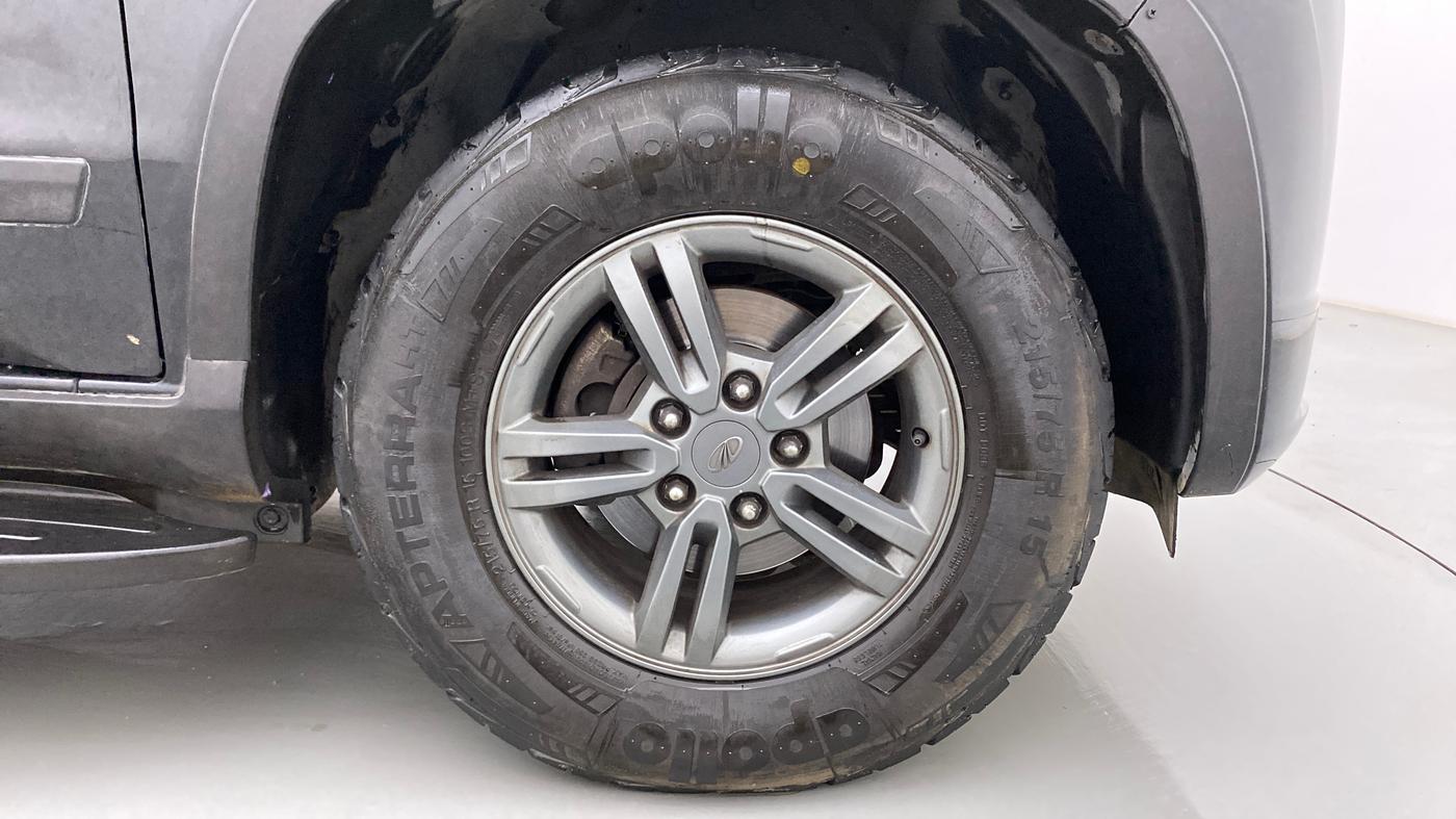 2019 Mahindra TUV300 T10, Diesel, Manual, 37,290 km, Right Front Wheel