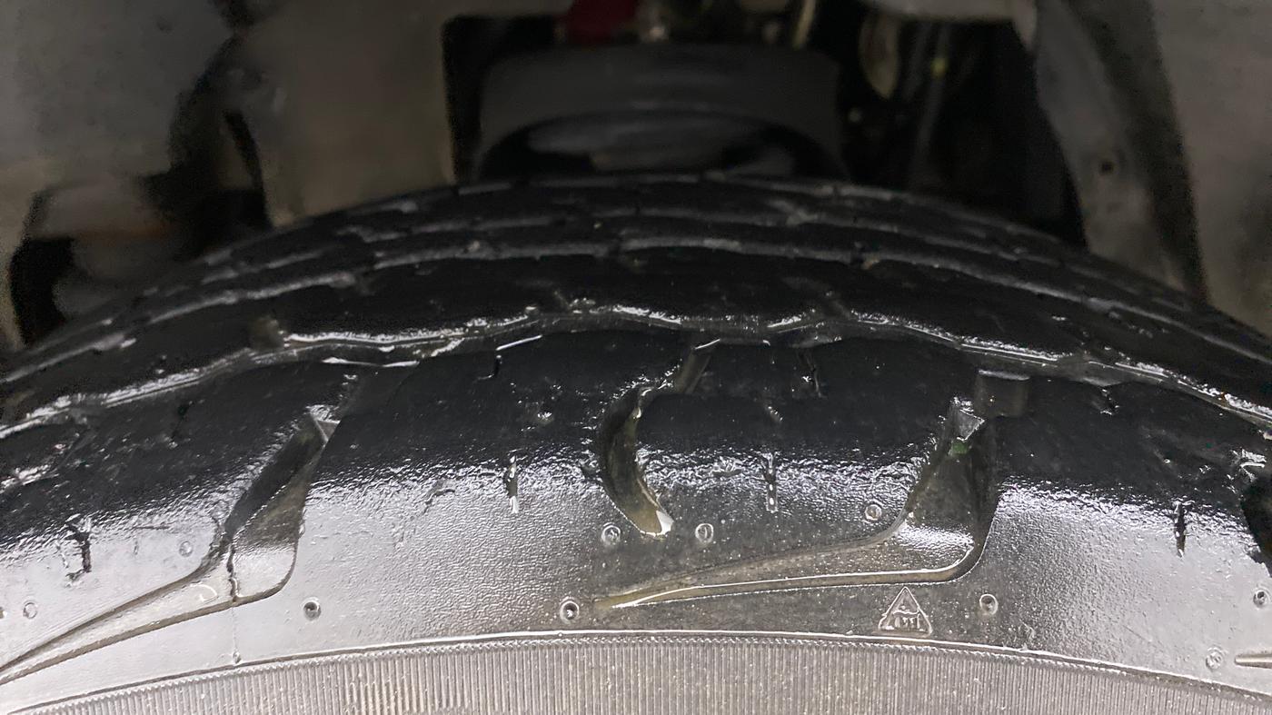 2019 Mahindra TUV300 T10, Diesel, Manual, 37,290 km, Left Front Tyre Tread