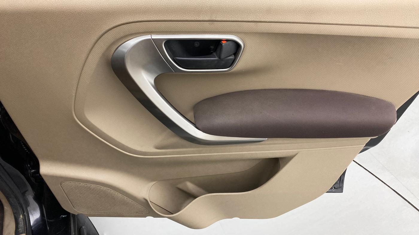 2019 Mahindra TUV300 T10, Diesel, Manual, 37,290 km, Driver Side Door Panels Control