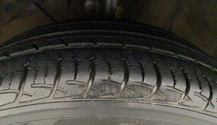 2017 Maruti Baleno DELTA PETROL 1.2, Petrol, Manual, 41,283 km, Left Front Tyre Tread