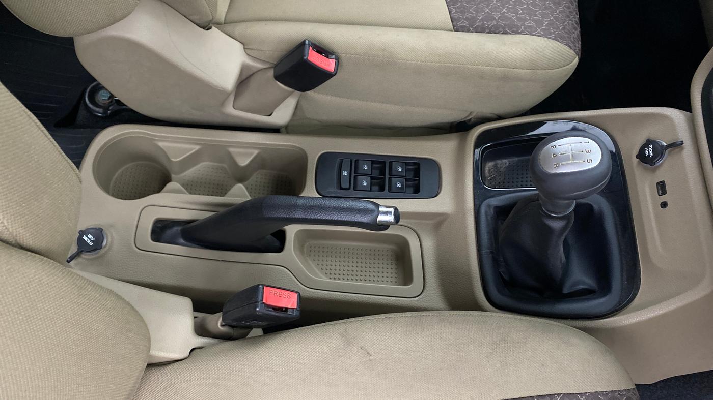 2018 Mahindra TUV300 T8, Diesel, Manual, 65,781 km, Gear Lever
