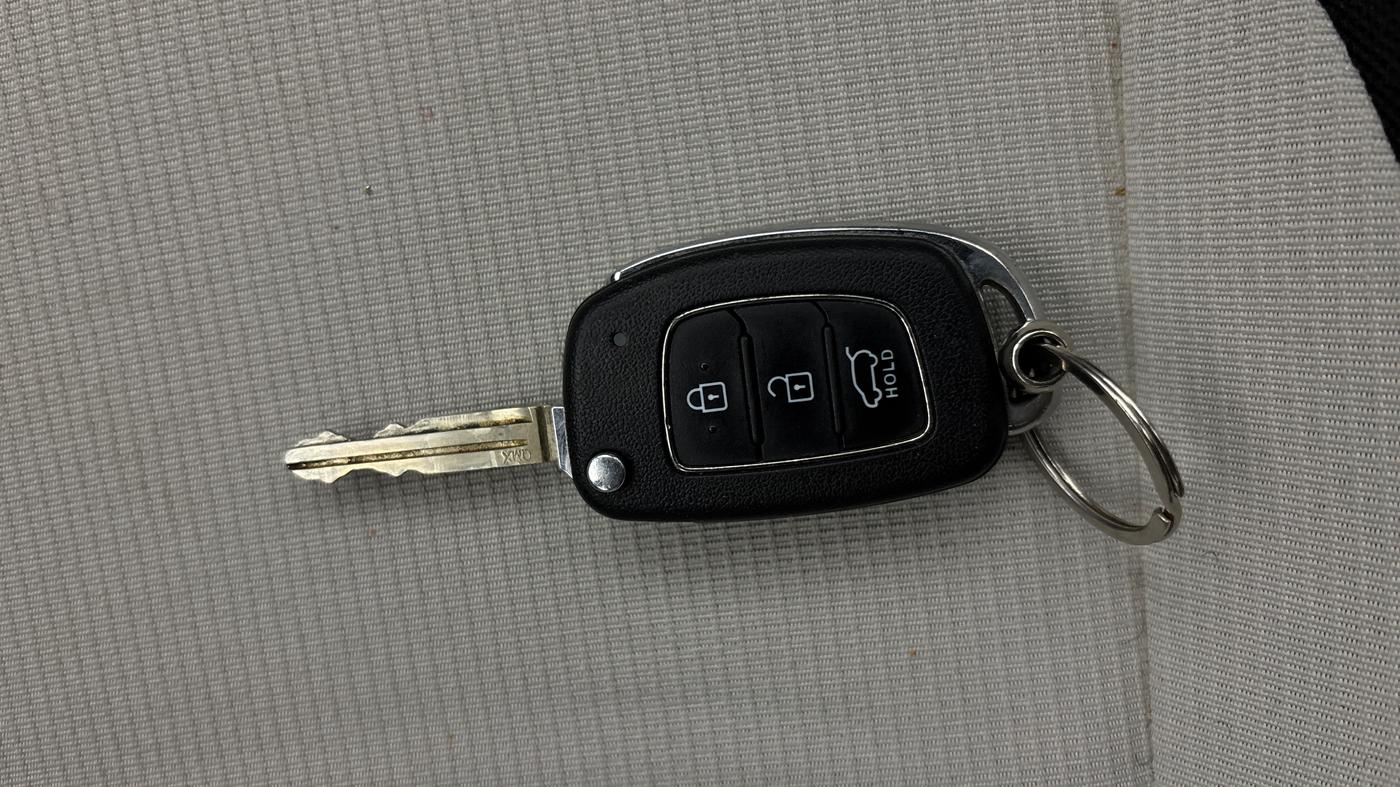 2022 Hyundai VENUE S (O) 1.0 TURBO IMT, Petrol, Manual, 72,413 km, Key Close Up