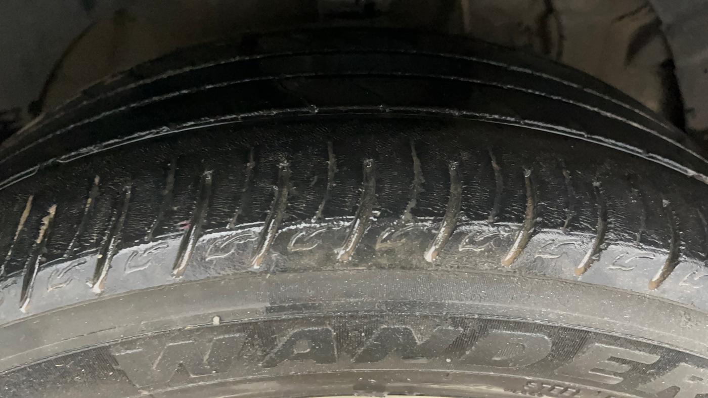 2021 Mahindra XUV300 W8 (O) 1.2 PETROL AMT, Petrol, Automatic, 89,787 km, Right Front Tyre Tread
