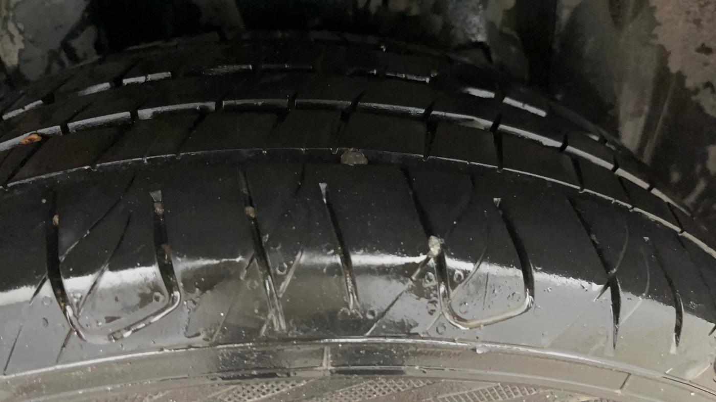 2021 Mahindra XUV300 W8 (O) 1.2 PETROL AMT, Petrol, Automatic, 89,787 km, Right Rear Tyre Tread