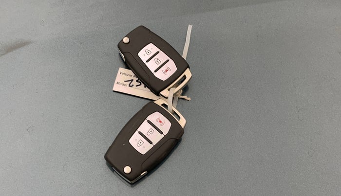 2021 Mahindra XUV300 W8 (O) 1.2 PETROL AMT, Petrol, Automatic, 89,653 km, Key Close Up