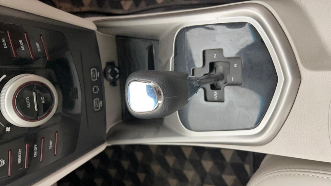 2021 Mahindra XUV300 W8 (O) 1.2 PETROL AMT, Petrol, Automatic, 89,787 km, Gear Lever