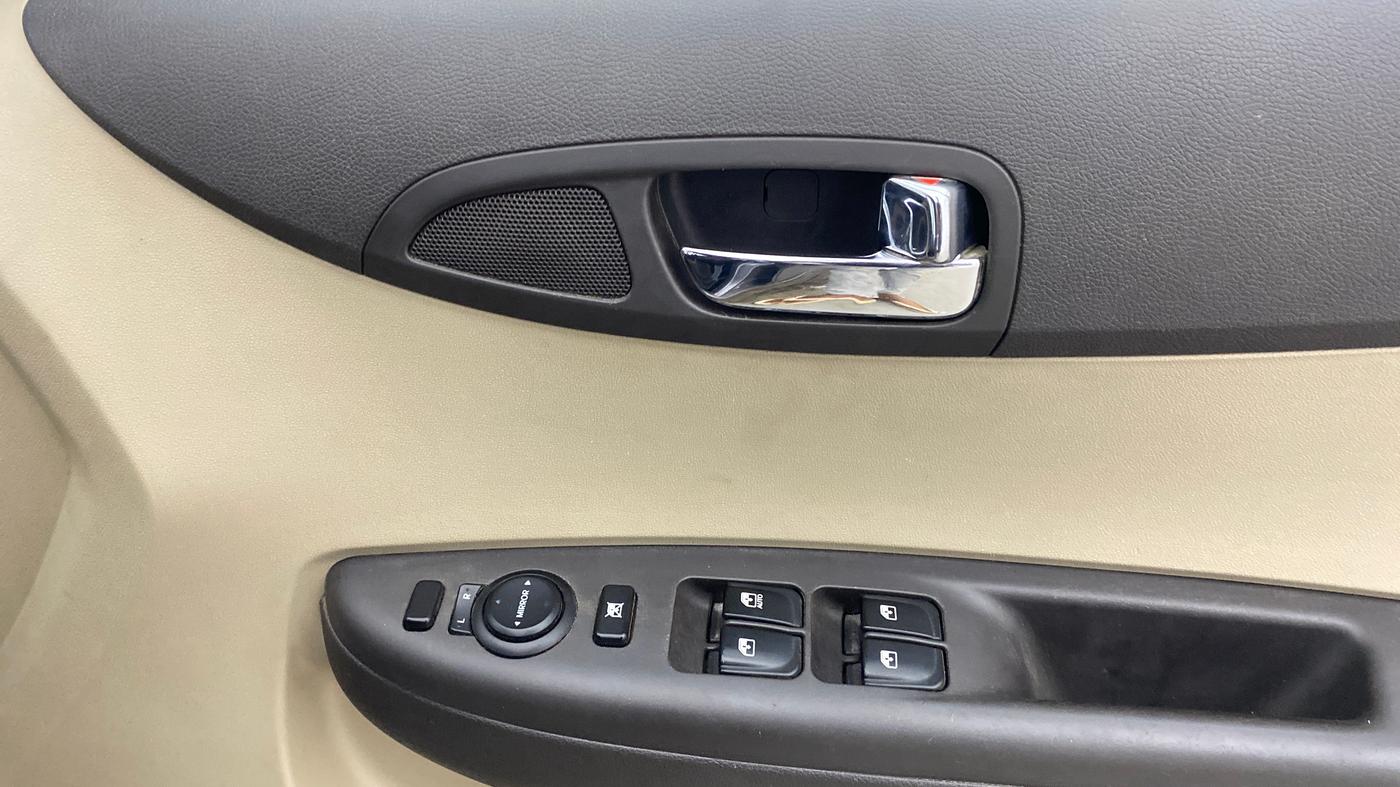 2014 Hyundai i20 SPORTZ 1.2, Petrol, Manual, 50,817 km, Driver Side Door Panels Control