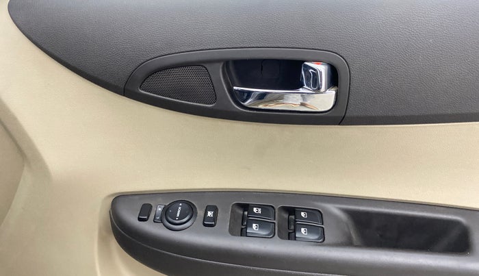 2014 Hyundai i20 SPORTZ 1.2, Petrol, Manual, 50,817 km, Driver Side Door Panels Control