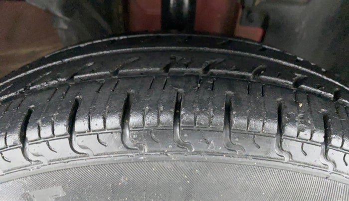 2017 Renault Kwid RXL, Petrol, Manual, 44,107 km, Right Front Tyre Tread