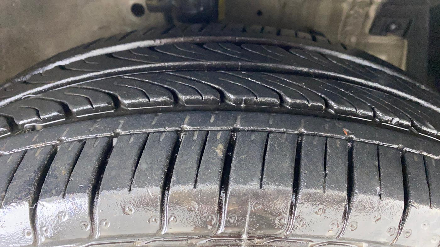2013 Maruti Ertiga VXI, Petrol, Manual, 44,603 km, Right Front Tyre Tread