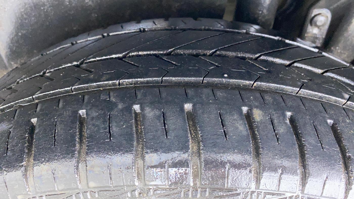 2013 Maruti Ertiga VXI, Petrol, Manual, 44,603 km, Left Rear Tyre Tread