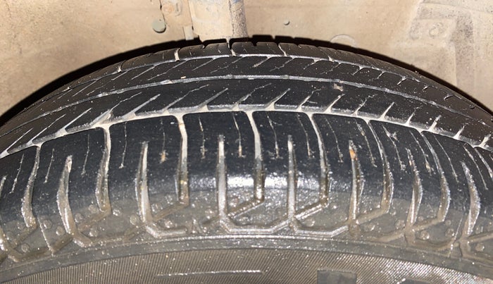 2016 Maruti Swift VXI, Petrol, Manual, 95,146 km, Right Front Tyre Tread