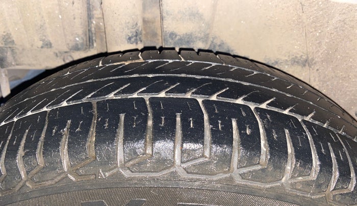 2016 Maruti Swift VXI, Petrol, Manual, 95,146 km, Right Rear Tyre Tread