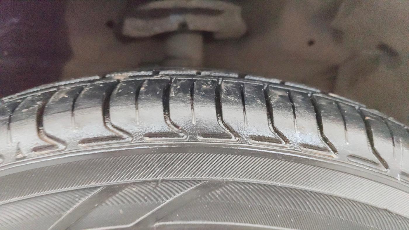 2017 Maruti Ertiga VXI, Petrol, Manual, 1,21,829 km, Right Front Tyre Tread