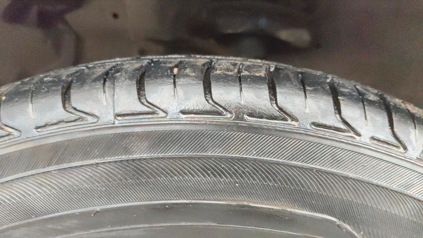 2017 Maruti Ertiga VXI, Petrol, Manual, 1,21,829 km, Left Front Tyre Tread