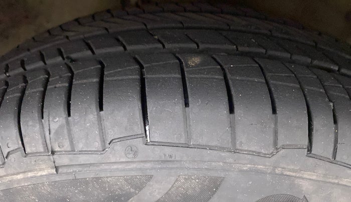2016 Maruti Celerio VXI AMT (O), Petrol, Automatic, 48,477 km, Right Front Tyre Tread