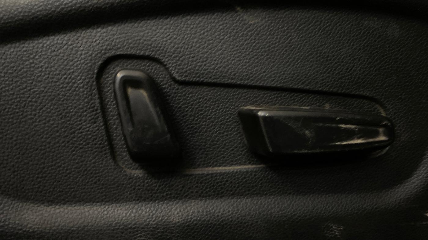 2018 Hyundai Creta SX (O) 1.6 PETROL, Petrol, Manual, 1,09,667 km, Driver Side Adjustment Panel