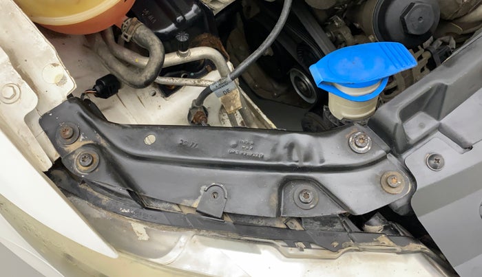2012 Volkswagen Polo TRENDLINE 1.2L PETROL, Petrol, Manual, 43,121 km, Right headlight - Clamp has minor damage