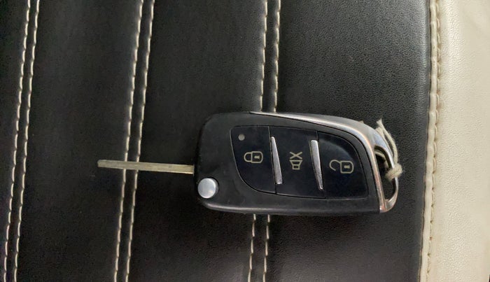 2022 Tata NEXON XE PETROL, CNG, Manual, 75,986 km, Key Close Up