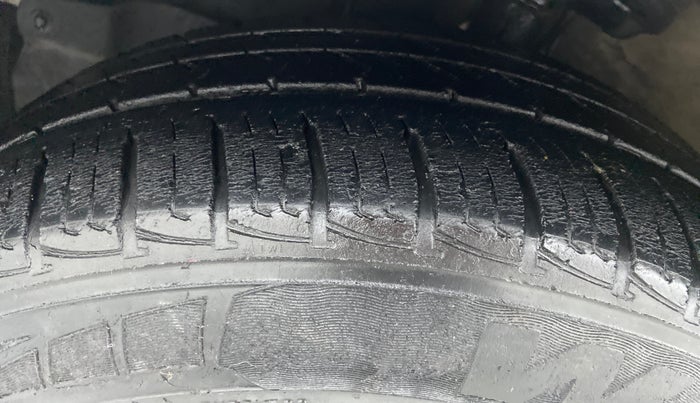 2014 Toyota Corolla Altis D 4D G, Diesel, Manual, 1,26,822 km, Left Front Tyre Tread