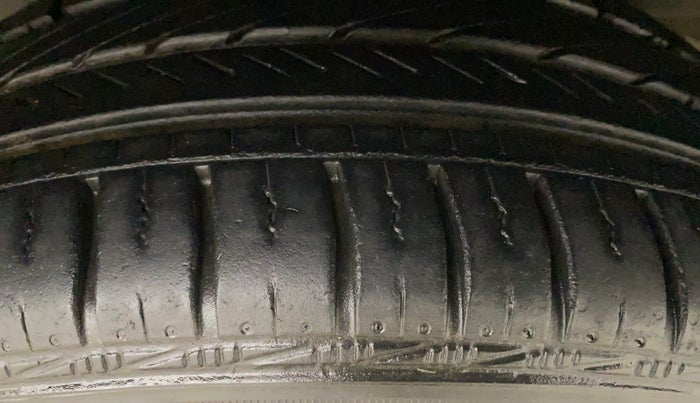 2016 Volkswagen Vento HIGHLINE PETROL AT, Petrol, Automatic, 52,937 km, Left Rear Tyre Tread