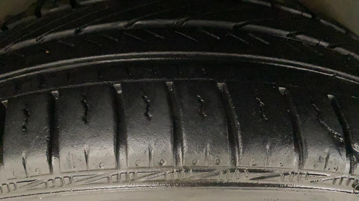 2016 Volkswagen Vento HIGHLINE PETROL AT, Petrol, Automatic, 52,937 km, Right Rear Tyre Tread