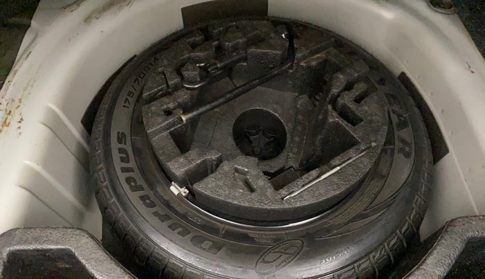 2016 Volkswagen Vento HIGHLINE PETROL AT, Petrol, Automatic, 52,937 km, Spare Tyre