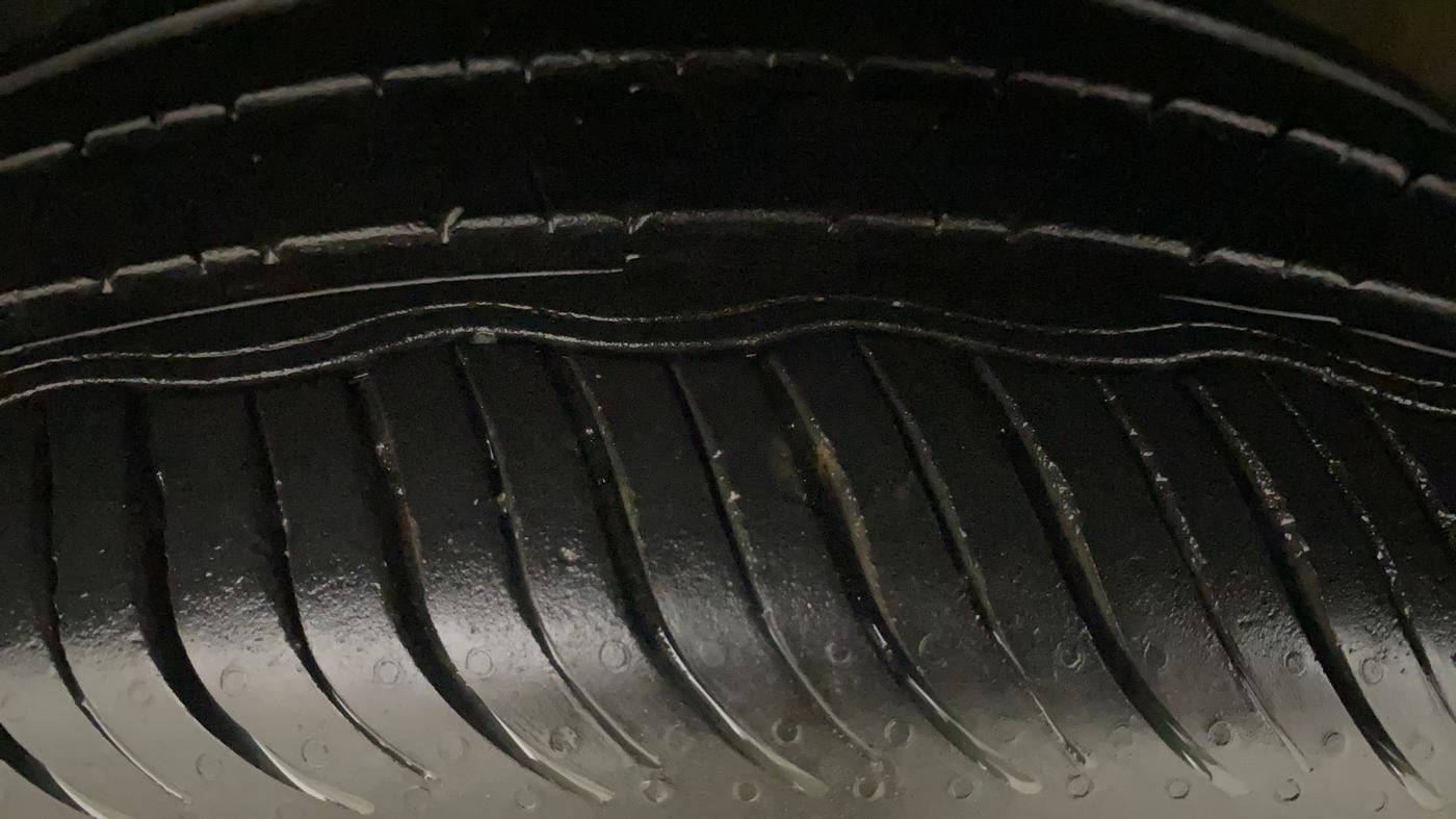 2016 Volkswagen Vento HIGHLINE PETROL AT, Petrol, Automatic, 52,937 km, Left Front Tyre Tread
