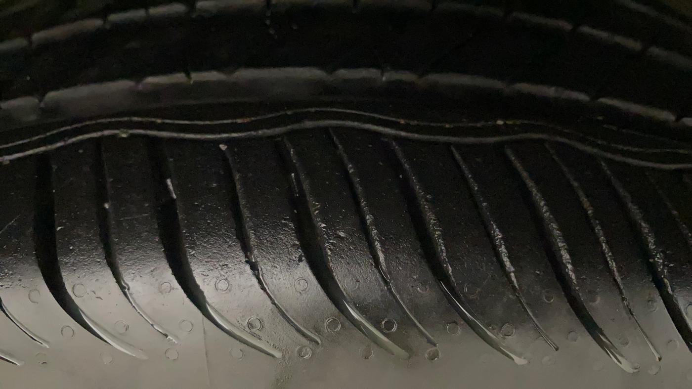 2016 Volkswagen Vento HIGHLINE PETROL AT, Petrol, Automatic, 52,937 km, Right Front Tyre Tread