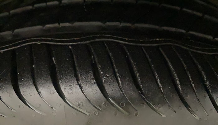 2016 Volkswagen Vento HIGHLINE PETROL AT, Petrol, Automatic, 52,937 km, Right Front Tyre Tread