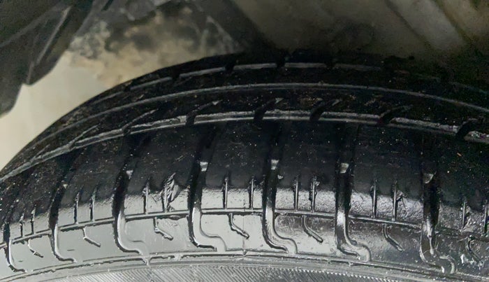 2014 Maruti Swift VXI D, Petrol, Manual, 61,811 km, Left Front Tyre Tread