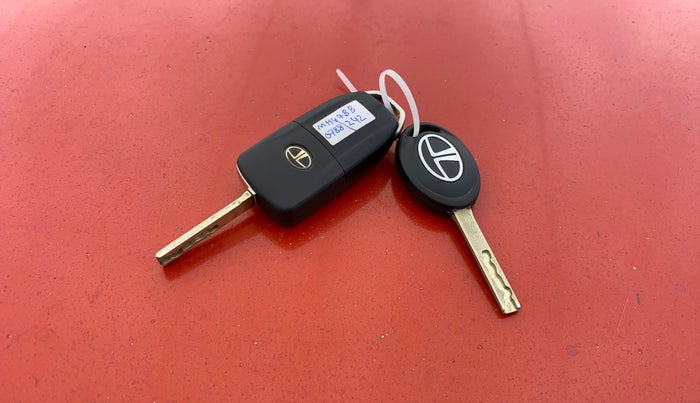 2021 Tata NEXON XM SUNROOF PETROL, Petrol, Manual, 19,644 km, Key Close Up