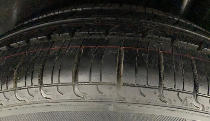 2014 Maruti Ciaz VXI, Petrol, Manual, 58,634 km, Left Rear Tyre Tread