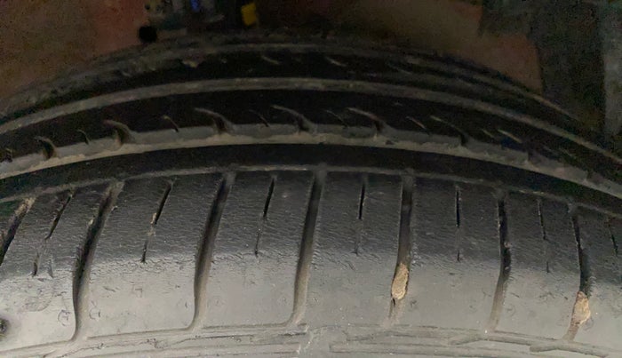 2014 Maruti Ciaz VXI, Petrol, Manual, 58,634 km, Right Front Tyre Tread