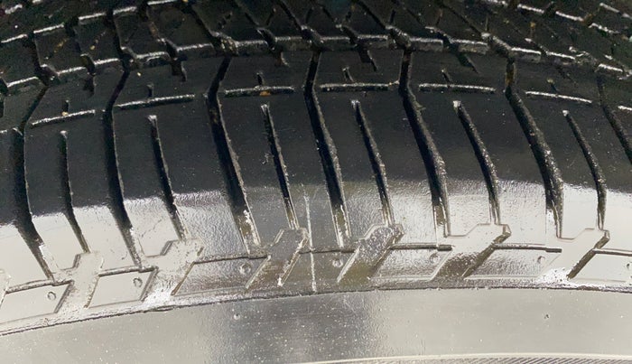 2019 Mahindra XUV500 W9, Diesel, Manual, 66,370 km, Left Front Tyre Tread
