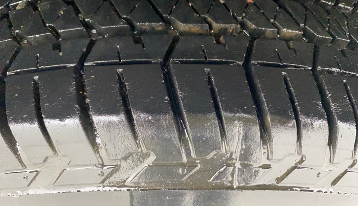 2019 Mahindra XUV500 W9, Diesel, Manual, 66,370 km, Left Rear Tyre Tread