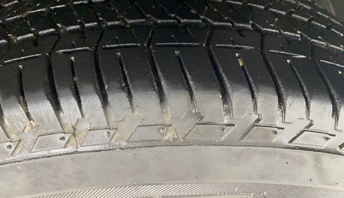 2019 Mahindra XUV500 W9, Diesel, Manual, 66,370 km, Right Front Tyre Tread