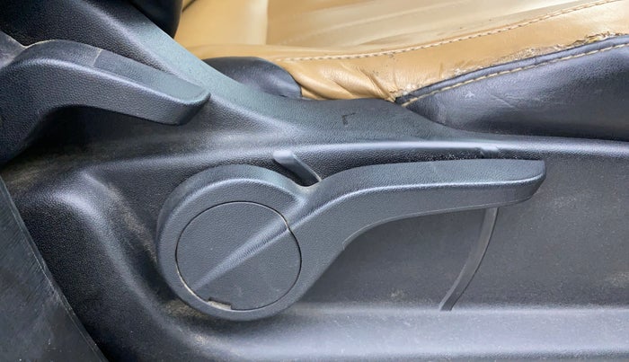 2019 Mahindra XUV500 W9, Diesel, Manual, 66,370 km, Driver Side Adjustment Panel