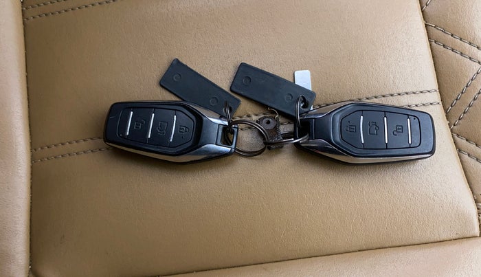 2019 Mahindra XUV500 W9, Diesel, Manual, 66,370 km, Key Close Up