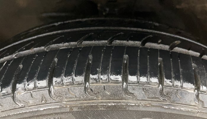 2017 Maruti Wagon R 1.0 VXI, Petrol, Manual, 73,694 km, Left Front Tyre Tread