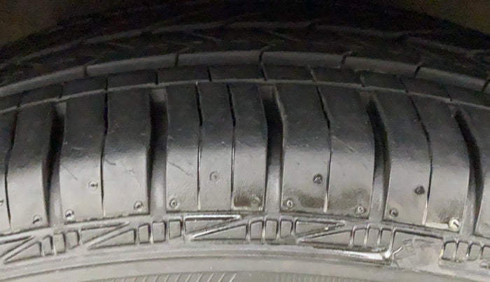 2013 Hyundai Grand i10 ASTA (O) 1.2 KAPPA VTVT, Petrol, Manual, 1,17,857 km, Right Front Tyre Tread