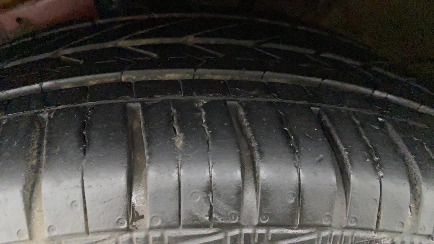 2013 Maruti Ertiga VXI, Petrol, Manual, 33,752 km, Left Front Tyre Tread