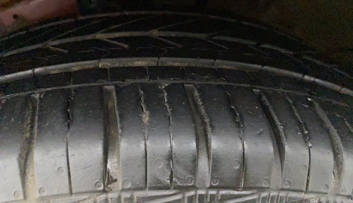 2013 Maruti Ertiga VXI, Petrol, Manual, 33,752 km, Left Front Tyre Tread