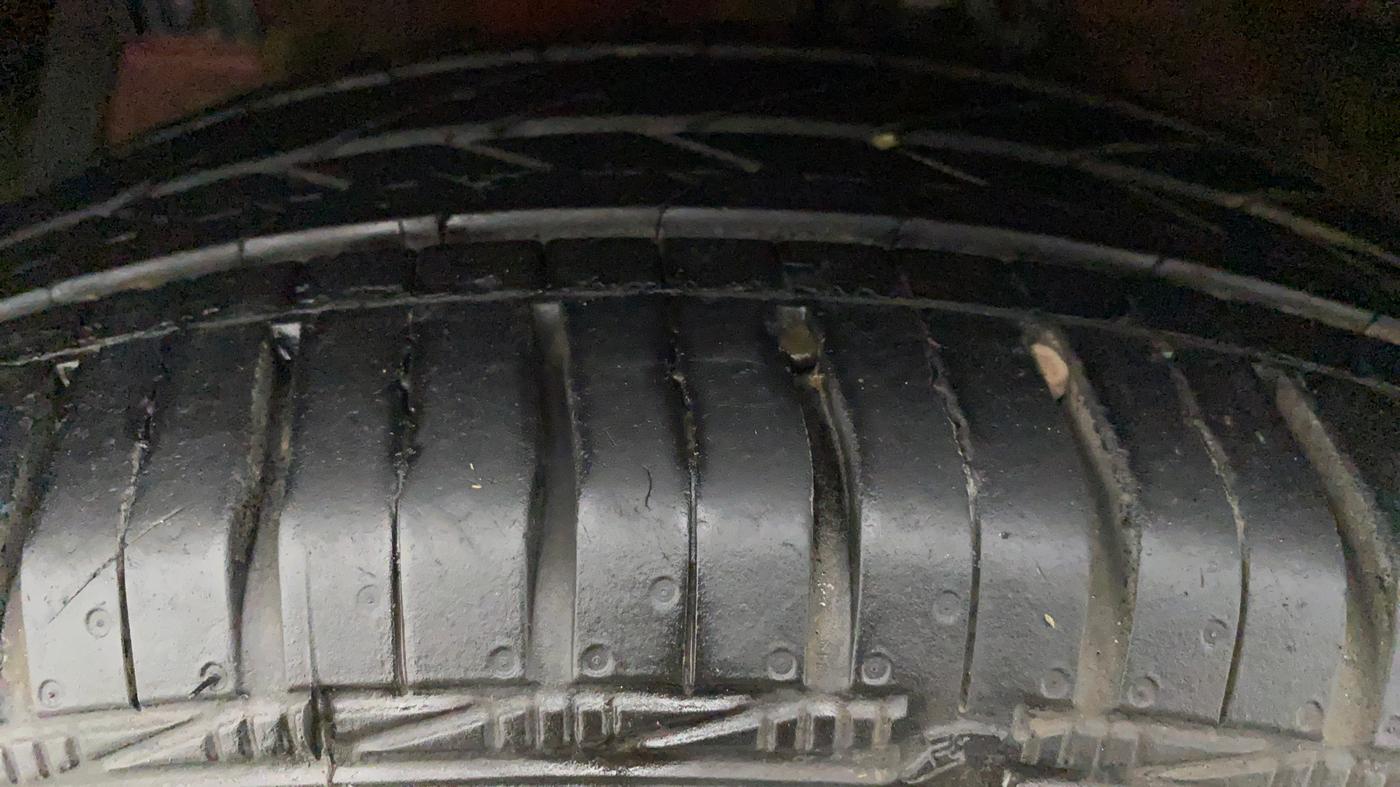 2013 Maruti Ertiga VXI, Petrol, Manual, 33,752 km, Right Front Tyre Tread