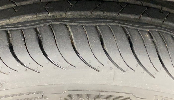 2021 Nissan MAGNITE XV PREMIUM TURBO CVT DUAL TONE, Petrol, Automatic, 40,926 km, Right Front Tyre Tread