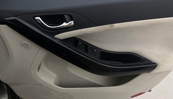 2022 Tata NEXON XZA PLUS (O) PETROL DUAL TONE, Petrol, Automatic, 41,201 km, Driver Side Door Panels Control